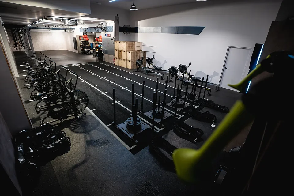 Sala de hybrid training de KOR Training Club, con remos, bicicletas y zona de fuerza