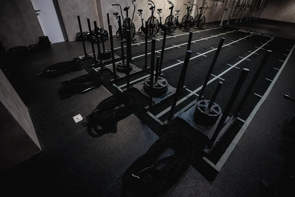 Trineos y cuerdas en la pista de entrenamiento de KOR Training Club